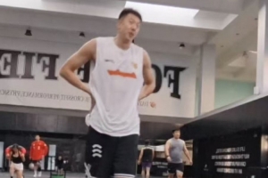 王少杰直播时身穿宏远训练服进行训练 称暂不回广东未来去向未定